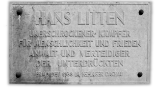 Gedenktafel an Rechtanwalt Hans Litten. Ein unerschrockener Kämpfer für Menschlichkeit und Frieden. Anwalt und Verteidiger der Unterdrückten. Ermordet 1938 im KZ-Lager Dachau.