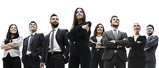 Gruppe von Personen nebeneinander in Business-Kleidung
